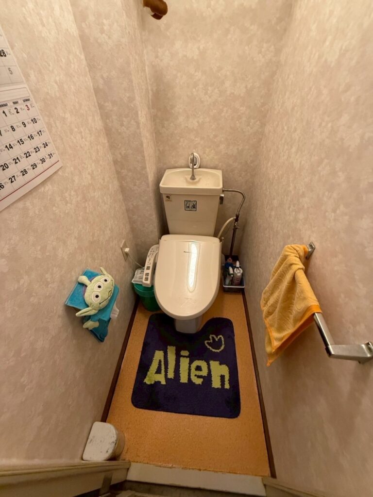 交換前のトイレです。