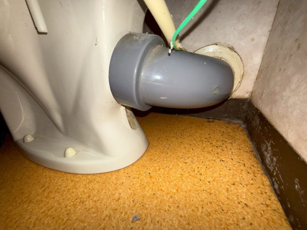 マンションなので壁排水型でした。