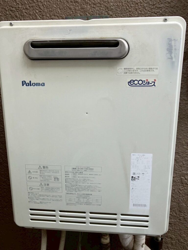 浴室のリフォームと同時に給湯器の交換も行わせて頂きました。こちらは交換前の給湯器です。