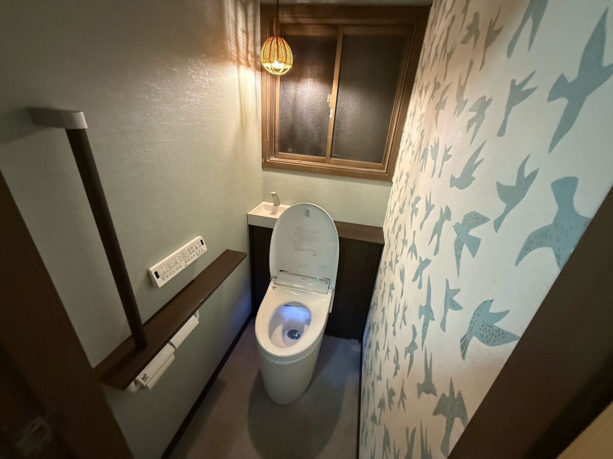 空間リフォーム、クロスをアクセントにして落ち着きのあるトイレ空間へ