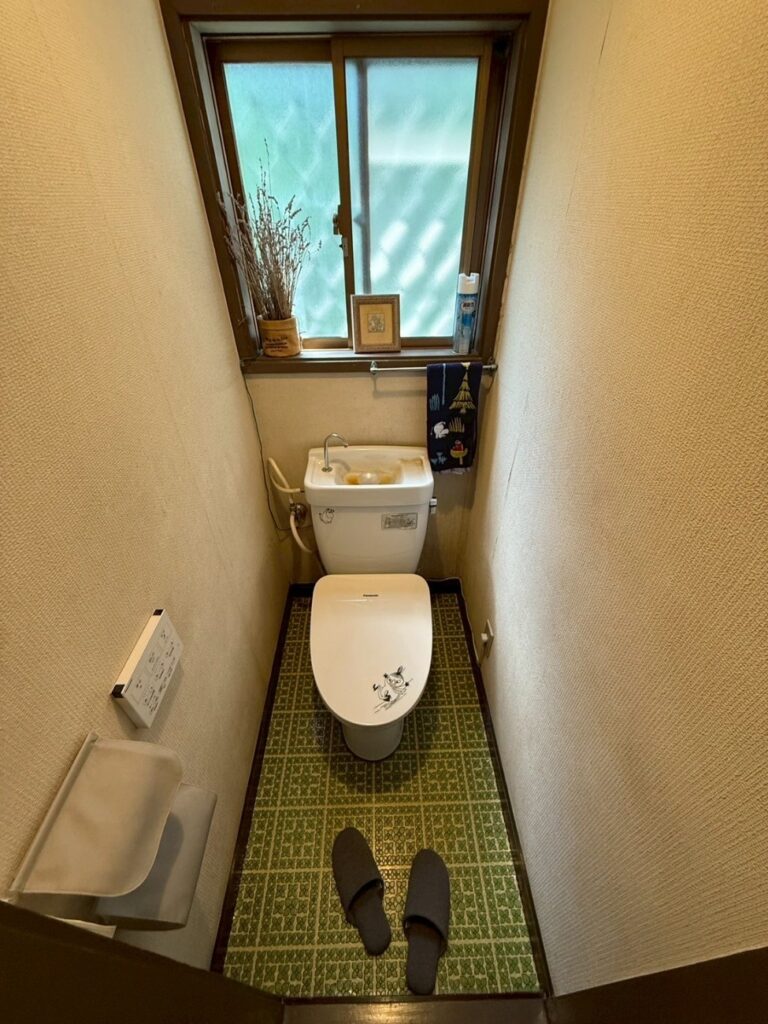 交換前のトイレです。