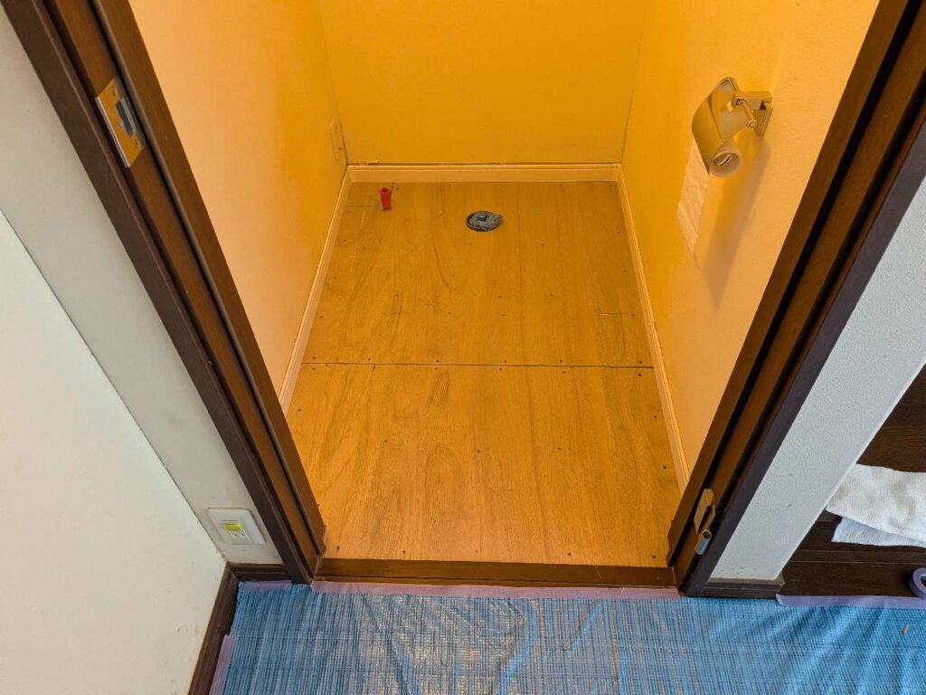 既存のトイレを撤去した後の写真です。