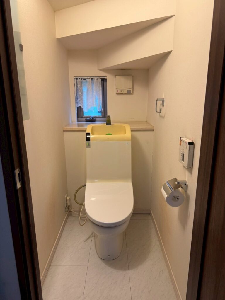 施工前のトイレです。今回はトイレ交換、クロス貼り替え（天井・壁）・クッションフロア貼り替えを行います。