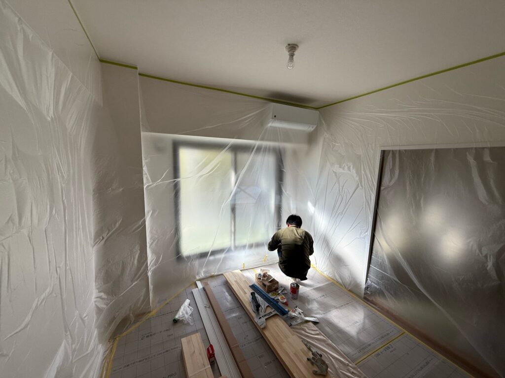 また、樹脂と木粉を原料として薄いシート状に加工した木質系プラスチックボードを使うことで、へこみやすり傷、キャスターの荷重にも耐えられる強度になっています。