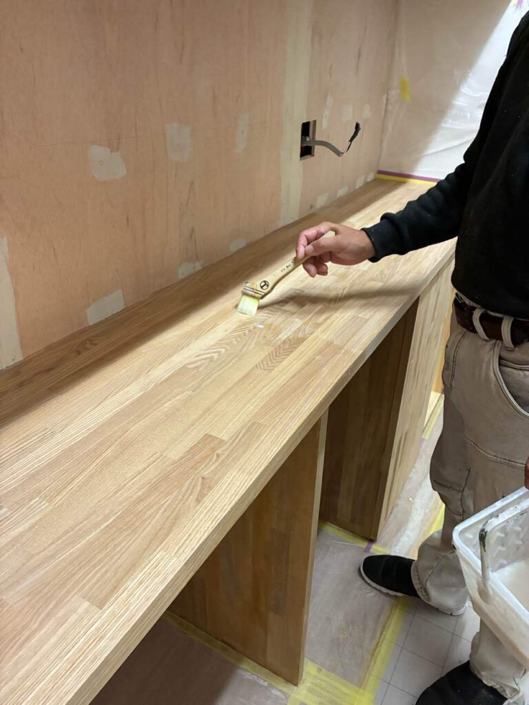 造作工事を行っている写真です。ユウマリフォームは自社大工が在籍していますので、自社での施工が可能です。