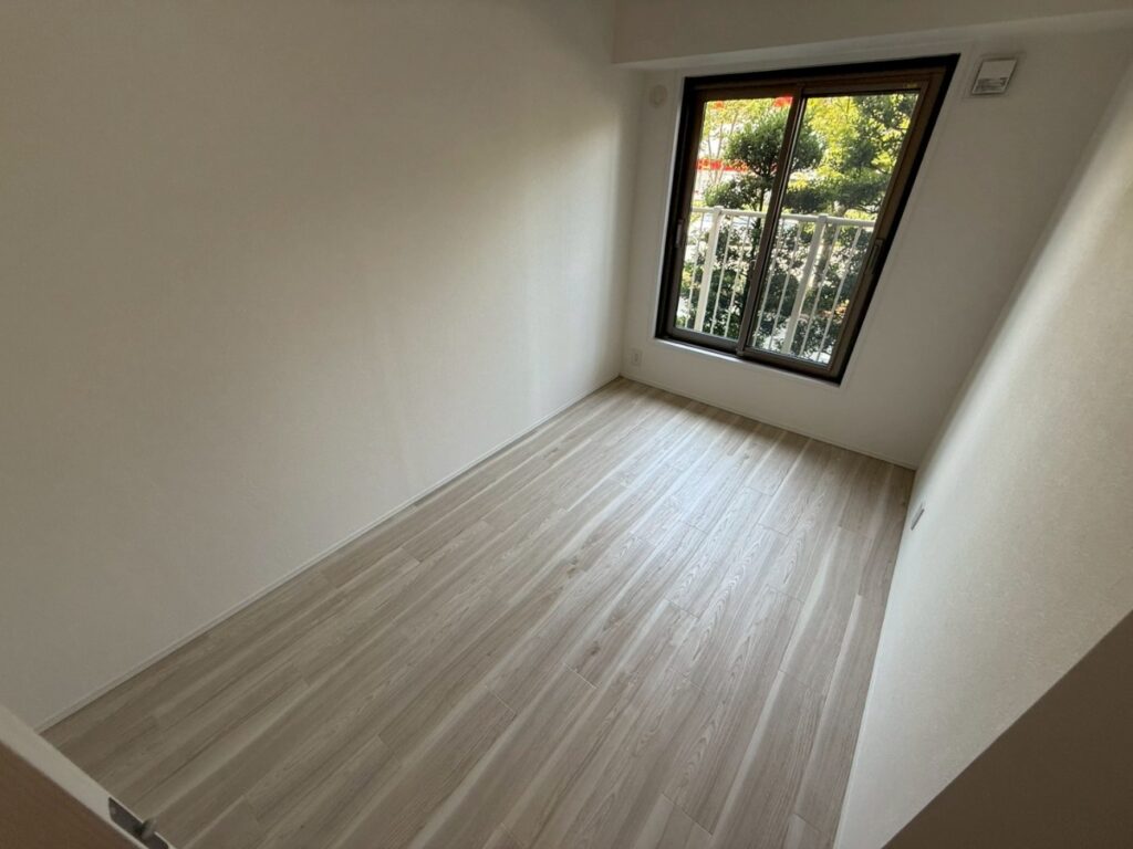 施工前の写真です。床をPanasonicのウスイータという材料で貼っていきます