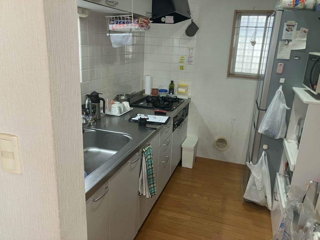 リフォーム前のキッチンの写真です。築年数は20数年で、リフォームは初めて行います。