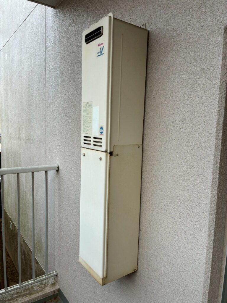 屋外に設置されているガス給湯器も交換時期を迎えており、今後の生活の安心を確保するためにも、水回り設備と内装をまとめて一新する必要がある状況でした。