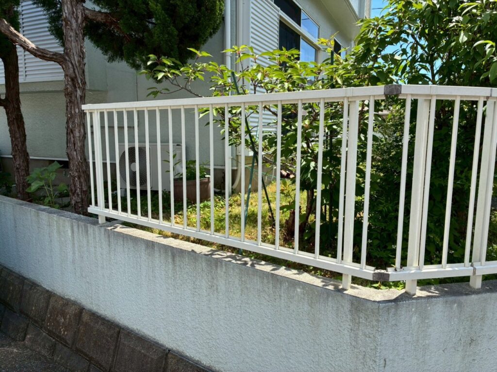 施工前のフェンスの様子です。経年劣化による色褪せや傷みが目立ち始めていました。お住まいの美観向上と防犯面・安全性を高めるため、古くなった既存フェンスを撤去して新しい製品へと交換する工事を行います。