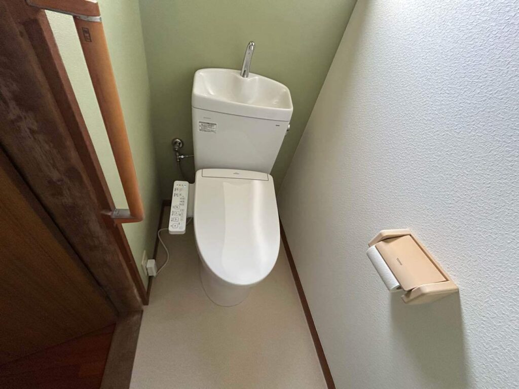 交換後の1階トイレです。清掃性と節水機能に優れたTOTO「ピュアレストQR」および「ウォシュレットSB」を設置しました。最新設備により日々の使い勝手が大きく向上しています。