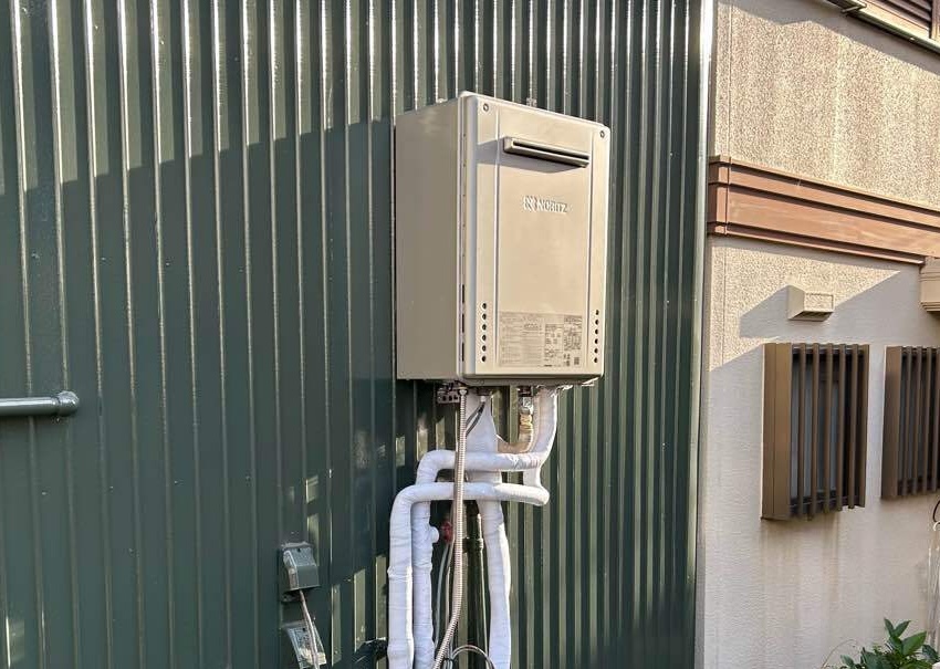 交換後の屋外給湯器です。省エネ性能の高いノーリツ製「エコジョーズ（壁掛20号オート）」へ新しく交換しました。配管接続と保温工事も確実に行い、今後の安定した給湯を確保しています。